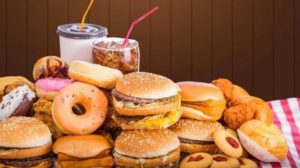 علماء هذا ما تفعله الوجبات السريعة والحلويات بالدماغ!