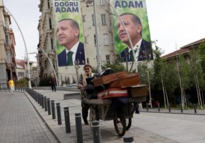 إردوغان متفائل بالفوز في جولة الإعادة... وكليتشدار أوغلو غيّر فريقه الانتخابي