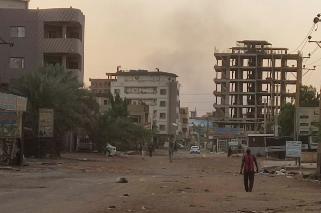 جوازات سفر عالقة في سفارات مغلقة بالسودان تعيق أصحابها من المغادرة