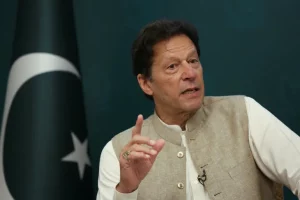 عمران خان يؤكد غياب أي حوار بينه وبين الجيش الباكستاني