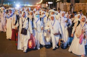 الحجاج ينفرون إلى مزدلفة استعدادا لرمي الجمرات والسلطات تقدر أعدادهم بـ1.8 مليون