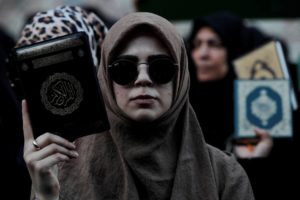 إحراق صفحات من المصحف الشريف أمام البرلمان السويدي