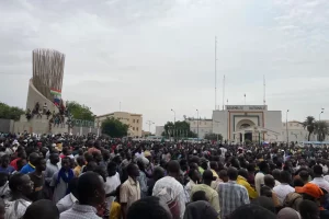 النيجر بعد يوم من الانقلاب.. الجيش يؤيد ومتظاهرون يقتحمون مقر الحزب الحاكم وتحذير من أي تدخل خارجي