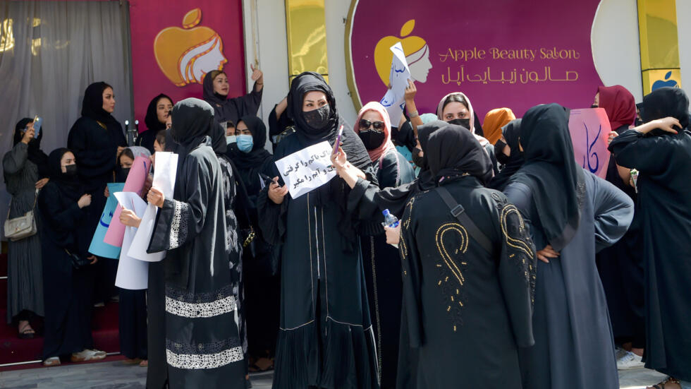 تظاهرة نسائية في كابول ضد إغلاق صالونات التجميل في أفغانستان