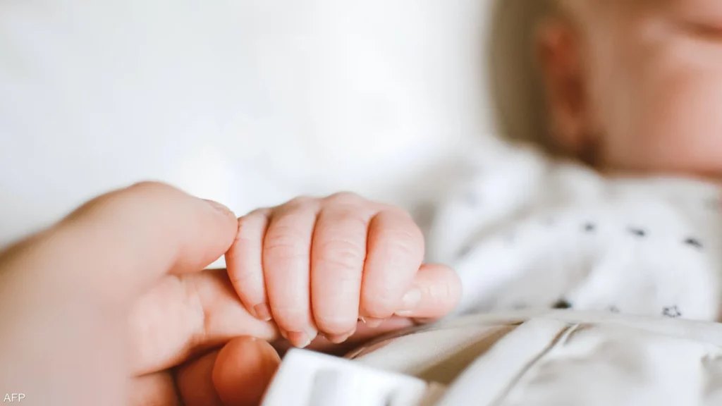 خطأ قد يسبب الموت المفاجئ.. لا ترتكبه عند وضع طفلك بالسرير