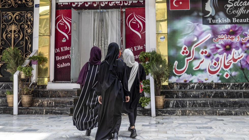 صالونات التجميل النسائية تغلق أبوابها في أفغانستان