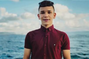 والدة شهيد فلسطيني تبشّر ابنها بنجاحه في الثانوية العامة