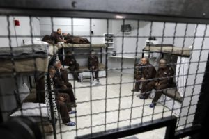 إضراب ألف فلسطيني في سجون إسرائيل عن الطعام
