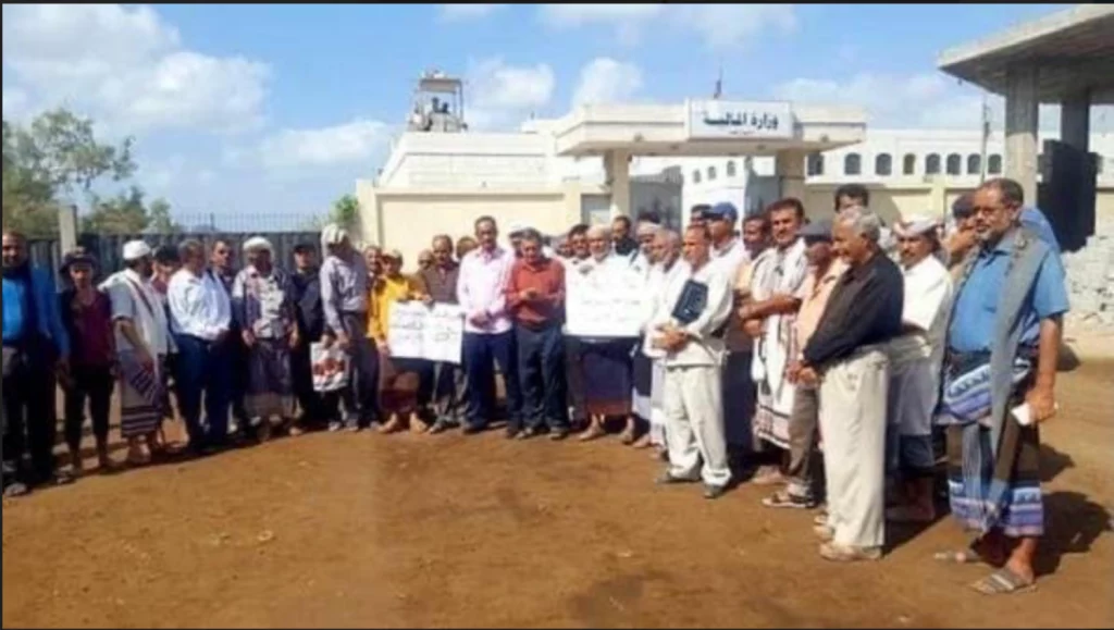 الحوثيون يعتزمون إسقاط آلاف الموظفين من قوائم الرواتب