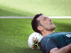 حارس المرمى الإيطالي بوفون يعلن اعتزاله رسمياً عن 45 عاماً