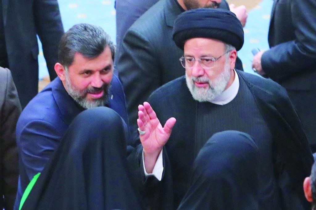 رئيسي يتعهد القضاء على ظاهرة نزع الحجاب