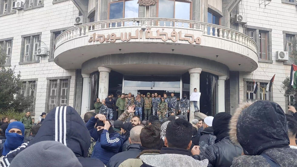 سوريا إضراب عام وتظاهر المئات بمحافظة السويداء احتجاجا على تردي الأوضاع المعيشية وارتفاع الأسعار