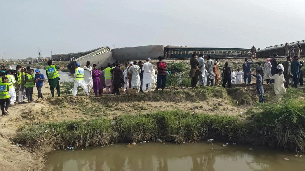 عمليات بحث في الركام بعد حادث القطار في باكستان