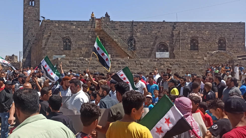 مئات السوريين يتظاهرون في درعا والسويداء مطالبين بـإسقاط النظام