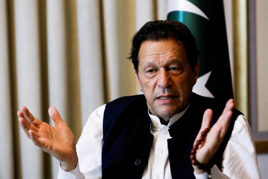 التحقيق مع عمران خان لاتهامه بالتحريض