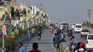 القضاء الباكستاني يقر كفالة لتجنب توقيف نواز شريف قبل عودته