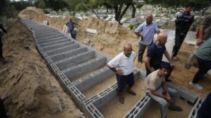 قبور جماعية لدفن شهداء غزة... لا مكان في الثلاجات