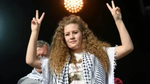 إسرائيل تعتقل الناشطة الفلسطينية عهد التميمي من منزلها في رام الله بتهمة التحريض على الإرهاب