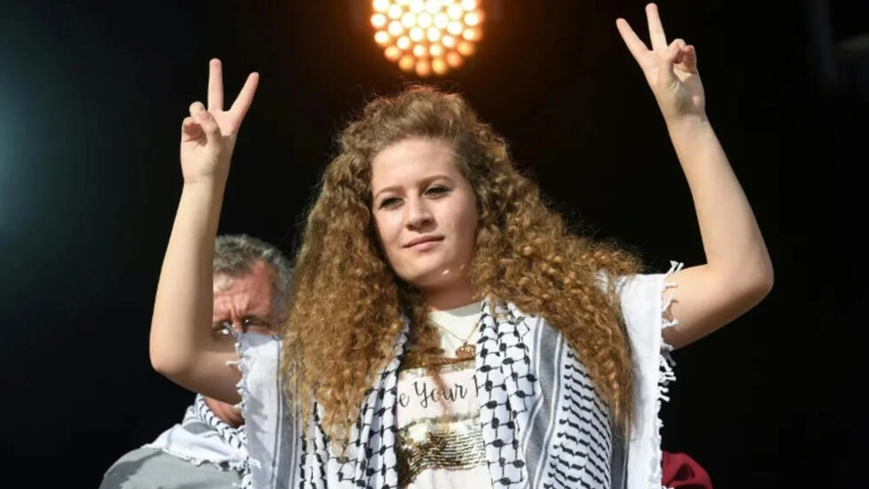 إسرائيل تعتقل الناشطة الفلسطينية عهد التميمي من منزلها في رام الله بتهمة التحريض على الإرهاب