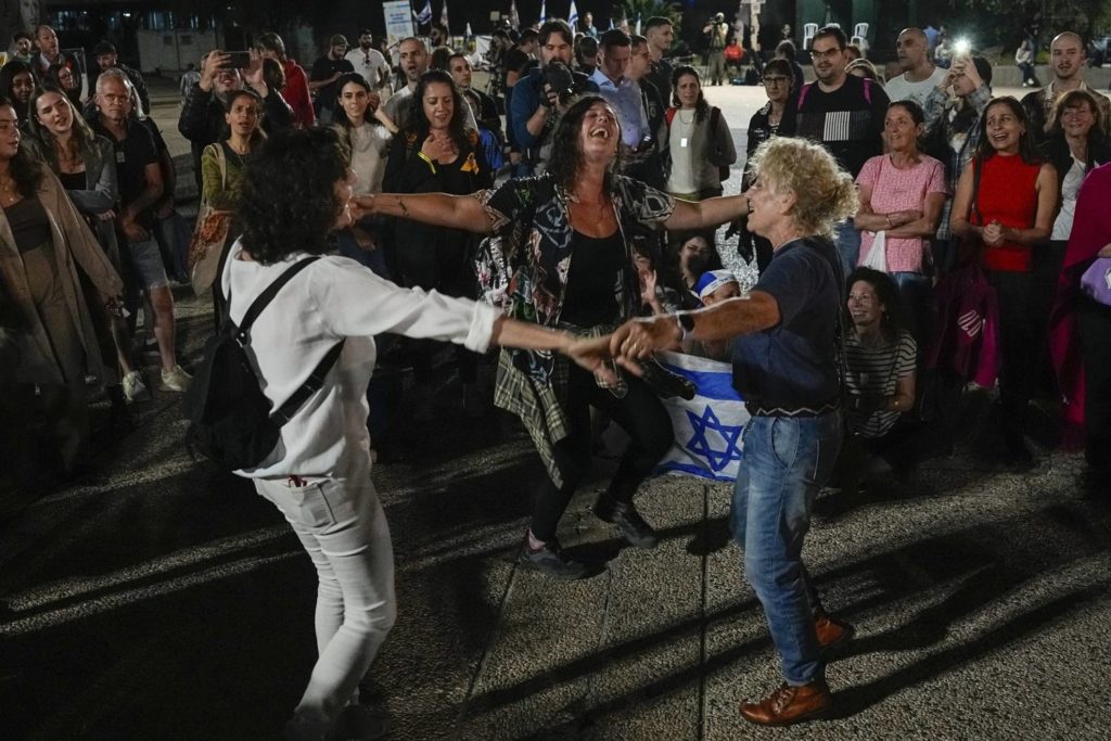 «الشاباك» يلتقي أوائل الرهائن الإسرائيليين المفرج عنهم في معبر رفح