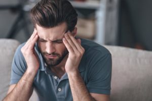 مسكنات الألم إحداها.. 6 أسباب تسبب شعورك بالصداع صباحا