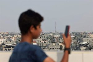 الانقطاعات المتكررة لشبكتي الهاتف والانترنت جراء حرب غزة تلجئ السكان إلى الشرائح الإلكترونية كوسية اتصال