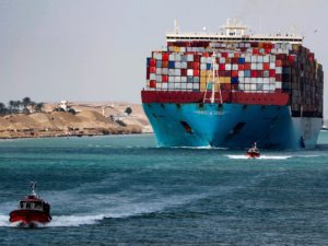 تبعات حرب غزة - هجمات الحوثيين تبطئ حركة العبور في قناة السويس والتأثير السلبي على الإقتصاد المصري