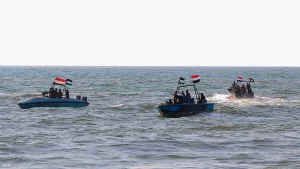 مصادر الحوثيون يسعون لمشاركة القاعدة في هجمات البحر الأحمر