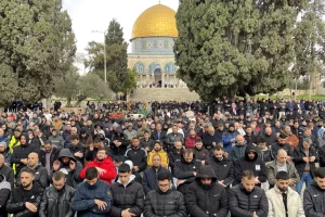 25 ألفا يصلون الجمعة بالأقصى رغم قيود واعتداءات الاحتلال