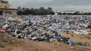 الروائح الكريهة وأزمة النفايات... مخاطر صحية تواجه أهل غزة