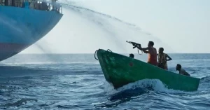تزامنا مع هجمات الحوثي بالبحر الأحمر... خوف من رجوع القرصنة الصومالية في مياه القرن الإفريقي