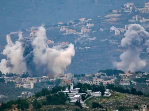 توزيع مساعدات على نازحي جنوب لبنان في النبطية جراء القصف الإسرائيلي