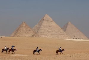 مصر تعلن وقف مشروع مثير للجدل لترميم هرم الجيزة الأصغر