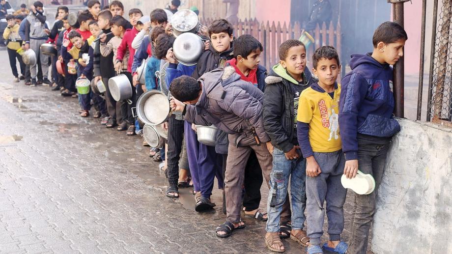 معاناة غزة... 350 ألف مريض مزمن و60 ألف سيدة حامل و700 ألف طفل يتعرضون لمضاعفات خطيرة نتيجة لسوء التغذية والجفاف