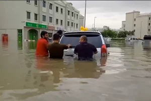 استمرار تعليق الدراسة بعُمان وتأخير رحلات جوية في دبي بسبب الطقس