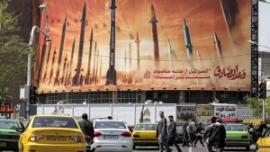 اسرائيل تتوعد بالردّ على هجوم إيران وطهران تحذّر من استهداف مصالحها
