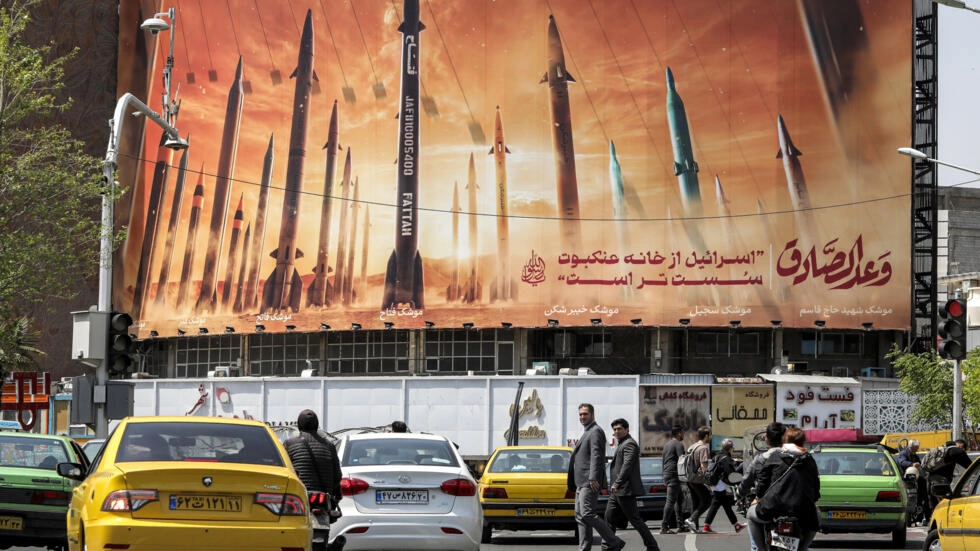 اسرائيل تتوعد بالردّ على هجوم إيران وطهران تحذّر من استهداف مصالحها