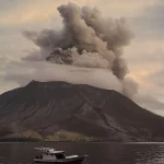 نفث الرماد على ارتفاع شاهق.. بركان “إيبو” يثور في إندونيسيا