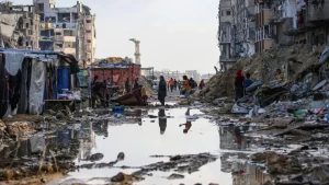 بدء دخول أولى المساعدات إلى غزة عبر الميناء العائم مع احتدام المعارك في القطاع