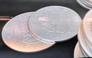صك الحوثي العملة المعدنية من فئة 100 ريال يمني خطوة تعمق الإنقسام المصرفي