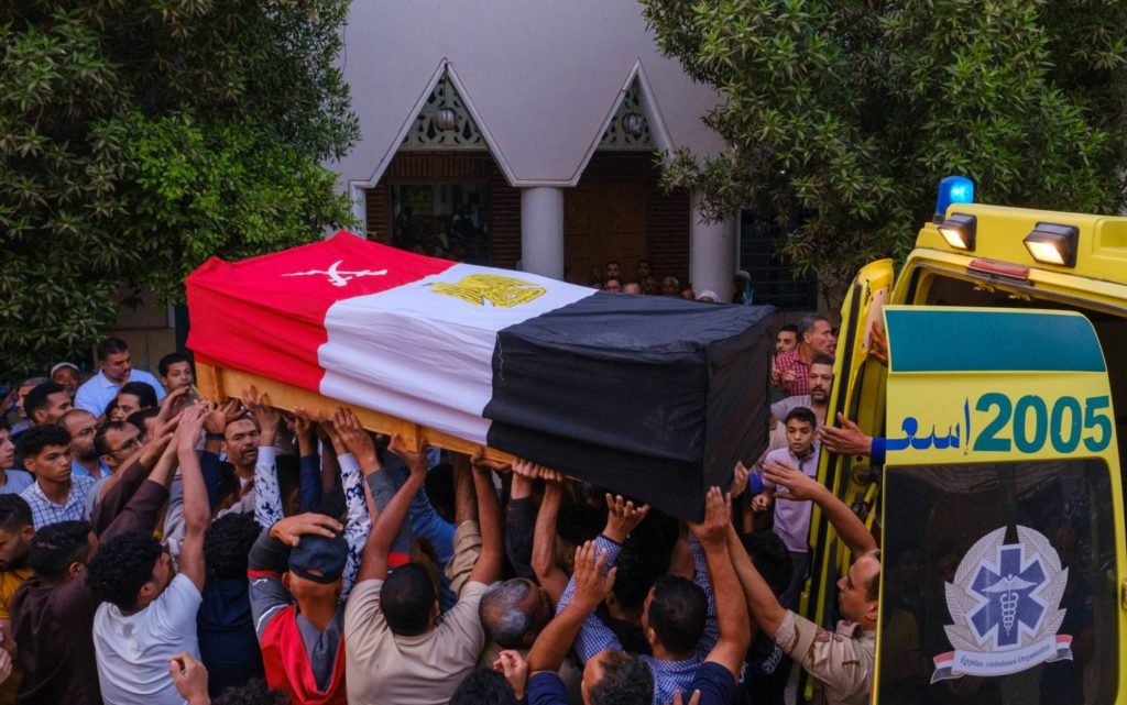 مصر تشييع الجندي الذي قتل بإطلاق نار على الشريط الحدودي برفح
