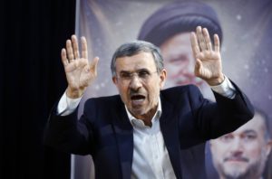 أحمدي نجاد يترشح لرئاسة إيران بشعار «حل الأزمة المعيشية»