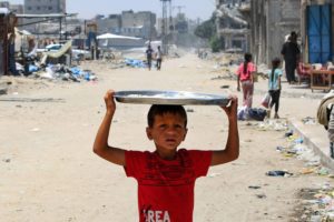 أهالي شمال غزة يعانون نقص حاد في الخضراوات والفواكه واللحوم ويقتاتون بالخبز فقط جراء الحرب