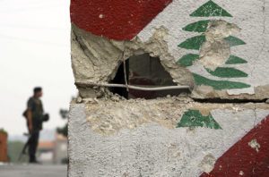 رئيس الوزراء اللبناني الأسبق: حزب الله يزج بلبنان في معركة "لا تخصه" مع إسرائيل بالنظر لمعاناة البلاد من أزمات على مستويات متعددة
