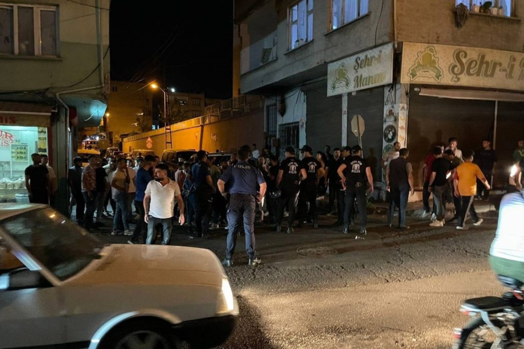 اتساع الاحتجاجات ضد السوريين بتركيا وترجيح وجود «مؤامرة»