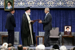 الرئيس الإيراني مسعود بزشكيان يؤدي اليمين الدستورية أمام مجلس الشورى