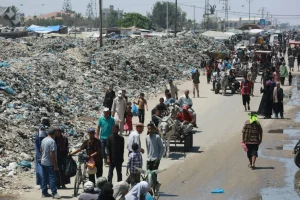 تكاثر الذباب والبعوض مع أزمة النفايات في قطاع غزة والسكان يدفعون ثمن القذارة