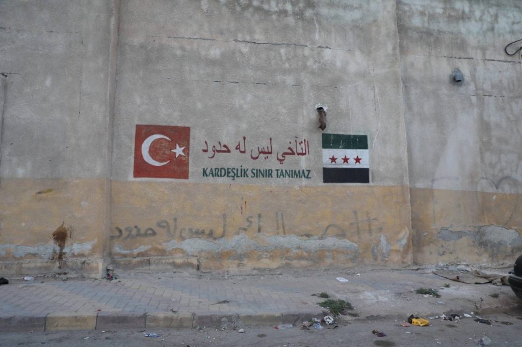 حرق للشاحنات وإنزال للأعلام التركية... تصاعد التوتر السوري التركي في ريف حلب