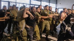 ليلة غير مسبوقة بتاريخ إسرائيل.. ملثمون يقتحمون معسكرا للجيش والمعارضة تتحدث عن انقلاب