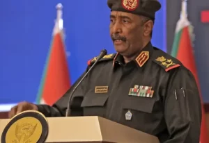 هجوم بمسيرة على قاعدة عسكرية أثناء تواجد قائد الجيش السوداني فيها